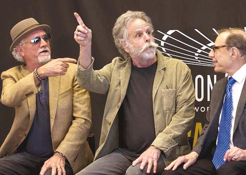 grateful dead members bob weir c and bill kreutzmann l attend the madison square garden walk of fame induction ceremony at madison square garden may 11 2015 photo reuters