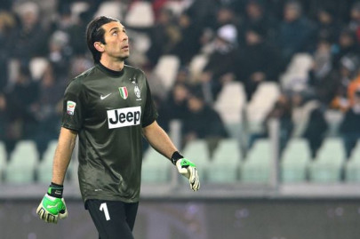 buffon hailed as goalkeeping great reaches serie a landmark