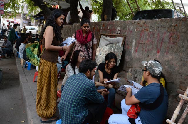 indian student activists shambhawi vikram l and shriya subhashini c speak to fellow students as they distribute leaflets outside delhi university 039 s north campus in new delhi photo afp indian student activists shambhawi vikram l and shriya subhashini c speak to fellow students as they distribute leaflets outside delhi university 039 s north campus in new delhi photo afp
