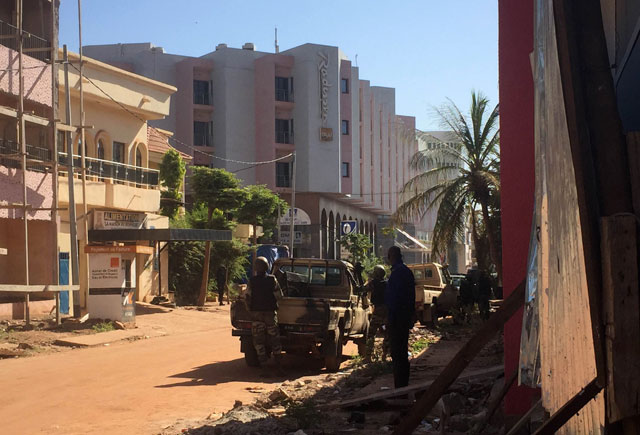 malian troops take position outside the radisson blu hotel in bamako on november 20 2015 gunmen went on a shooting rampage at the luxury radisson blu hotel in mali 039 s capital bamako seizing 170 guests and staff in an ongoing hostage taking the hotel chain said photo afp