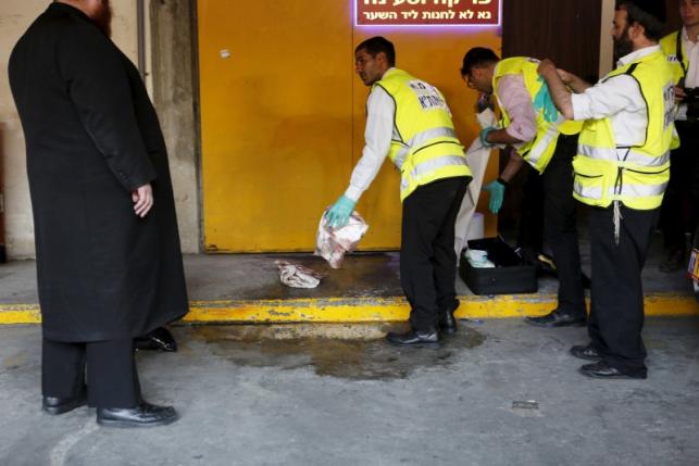 zaka emergency personnel clean a bloodstain from the ground at the scene of a palestinian stabbing attack in tel aviv israel november 19 2015 photo reuters