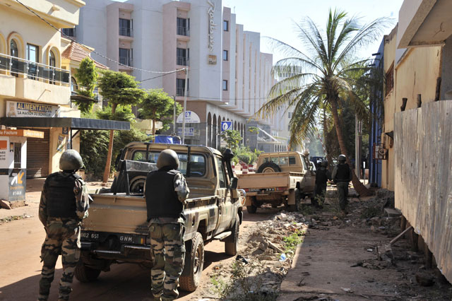 malian troops take position outside the radisson blu hotel in bamako on november 20 2015 photo afp