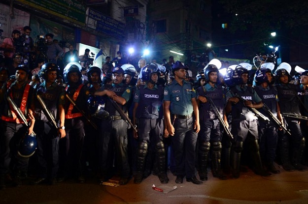 bangladeshi police officers stand guard in dhaka 039 s central jail on november 22 2015 where bangladeshi nationalist party leader salahuddin quader chowdhury and jamaat e islami secretary general ali ahsan mohammad mujahid were executed for war crimes photo afp