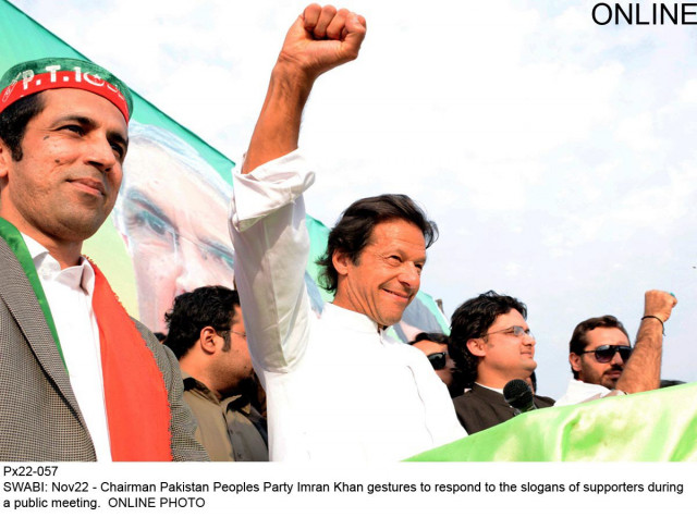 pti chief imran khan gestures to respond to the slogans raised by party supporters photo online pti chief imran khan gestures to respond to the slogans raised by party supporters photo online