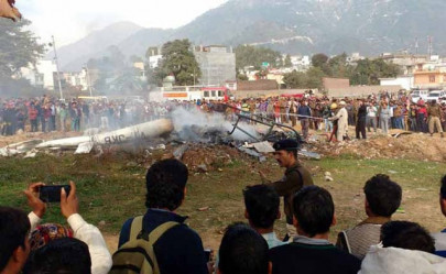 seven dead in helicopter crash in indian held kashmir