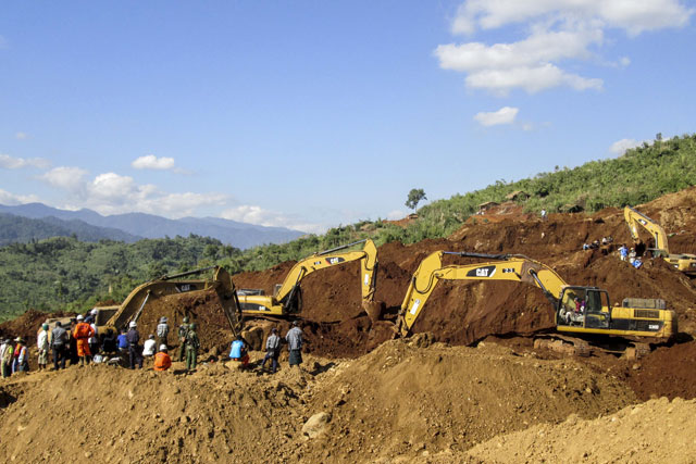 rescue teams search for the bodies of miners killed in a landslide in a jade mining area in hpakhant in myanmar 039 s kachin state on november 23 2015 photo afp