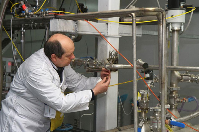 an international atomic energy agency iaea inspector disconnects the twin cascades for 20 percent uranium production at the nuclear power plant of natanz on january 20 2014 photo afp