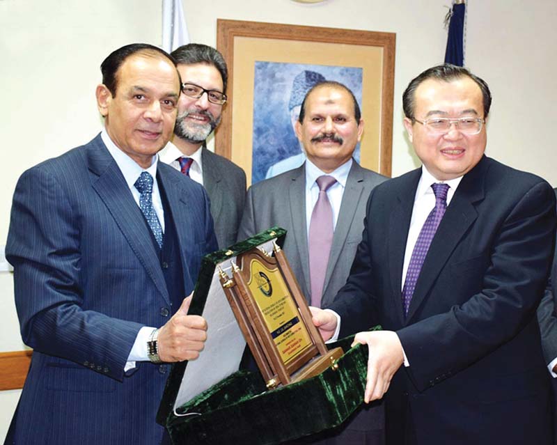 nab chairperson qamar zaman chaudhry present a souvenir to liu jianchao photo express