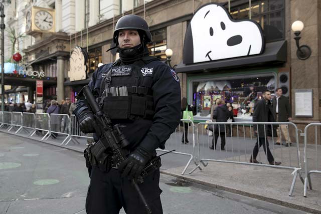 a member of the new york police department 039 s strategic response group take part in a security detail outside macy 039 s in advance of thanksgiving in manhattan new york november 23 2015 photo reuters