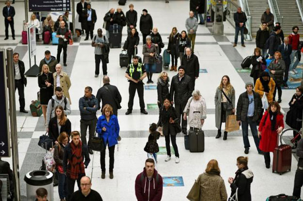 people pause to observe a minute 039 s silence in memory of the victims of the paris shootings at liverpool street station in london britain november 16 2015 photo reuters