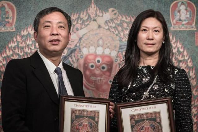 liu yiqian and his wife wang wei receiving the certificate from christie 039 s for their purchase of a record priced tibetan tapestry photo afp