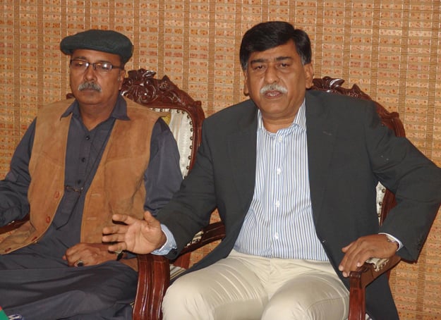 chairmen mohajir qaumi movement afaq ahmed doing a press conference photo online