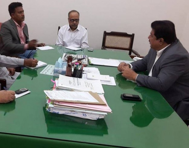 sepco 039 s chief executive officer muzaffar abbasi while speaking to a delegation of the national press club sukkur at his office photo online sepco 039 s chief executive officer muzaffar abbasi while speaking to a delegation of the national press club sukkur at his office photo online