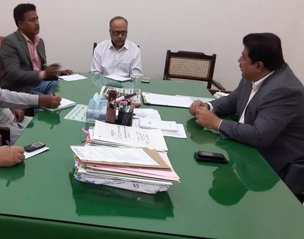 sepco 039 s chief executive officer muzaffar abbasi while speaking to a delegation of the national press club sukkur at his office photo online sepco 039 s chief executive officer muzaffar abbasi while speaking to a delegation of the national press club sukkur at his office photo online