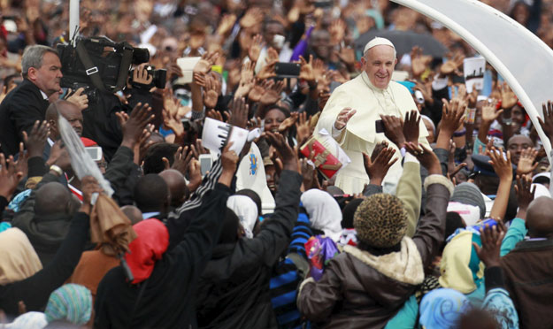 pope francis waves to faithful as he arrives for a papal mass in kenya 039 s capital nairobi november 26 2015 photo reuters