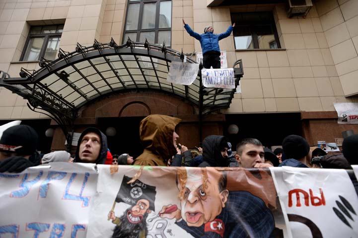 protesters take part in an anti turkey picket outside the turkish embassy in moscow on november 25 2015 photo afp