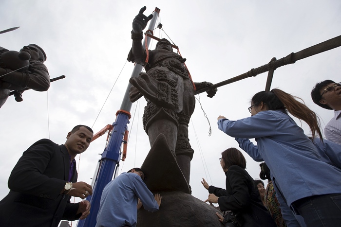 thai people pay their respect to giant bronze statues of former king ram khamhaeng after a religious ceremony at ratchapakdi park in hua hin prachuap khiri khan province thailand july 27 2015 photo reuters