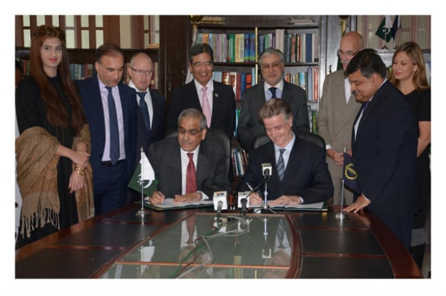 finance minister ishaq dar witnessing the ead adb agreenment signing ceremony photo inp finance minister ishaq dar witnessing the ead adb agreenment signing ceremony photo inp