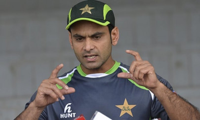 pcb issues show cause notice to hafeez over remarks against amir pcb issues show cause notice to hafeez over remarks against amir