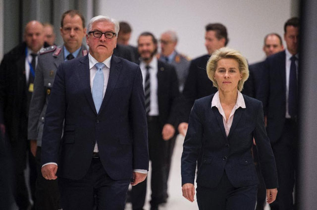 german defence minister ursula von der leyen r and german foreign minister frank walter steinmeier arrive for a press conference on november 26 2015 at the lower house of german parliament bundestag in berlin photo afp