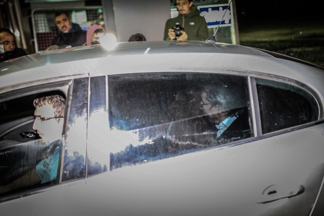 a handout picture released by turkey 039 s cumhuriyet daily shows cumhuriyet editor in chief can dundar r being escorted by anti terror police officers inside a civil car to silivri prison after appearing in court in istanbul on november 26 2015 photo afp