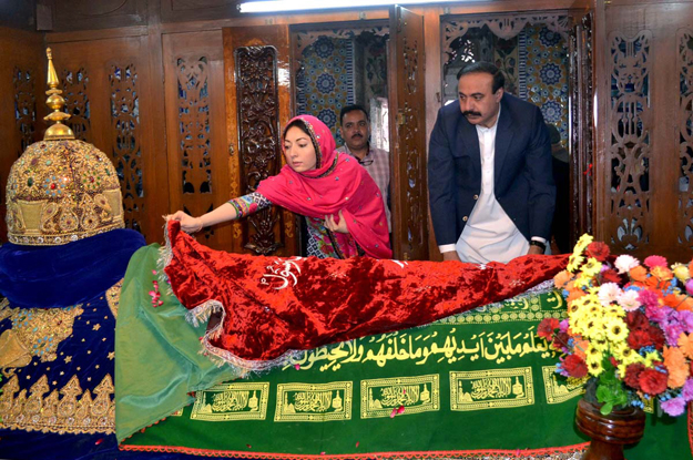 sindh minister for culture and tourism sharmila farooqi laying the chaddar on the mazzar during the 272th urs celebration of shah abdul latif bhitai photo app