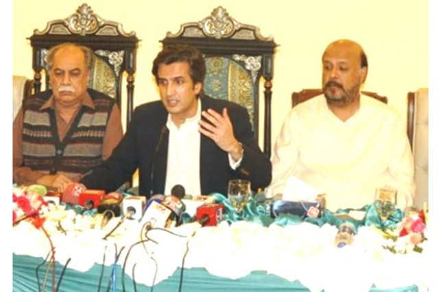 pakistan muslim league nawaz pml n mna makhdoom khusru bakhtiar addressing a press conference photo express pakistan muslim league nawaz pml n mna makhdoom khusru bakhtiar addressing a press conference photo express