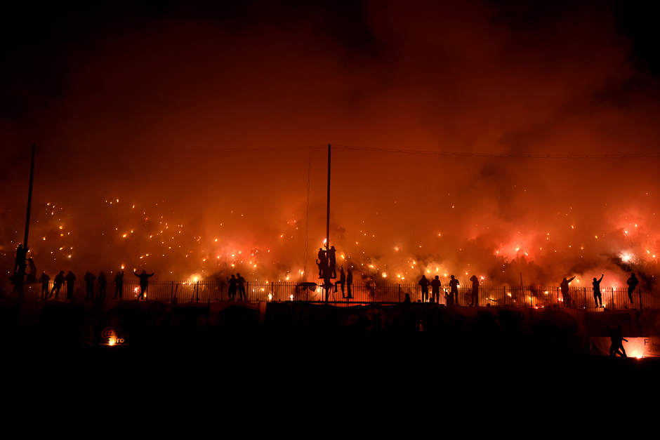 Soccer Football - International Friendly - Aris Thessaloniki v Boca Juniors - Kleanthis Vikelidis stadium, Thessaloniki, Greece. Aris Thessaloniki fans light flares before the match. PHOTO: REUTERS