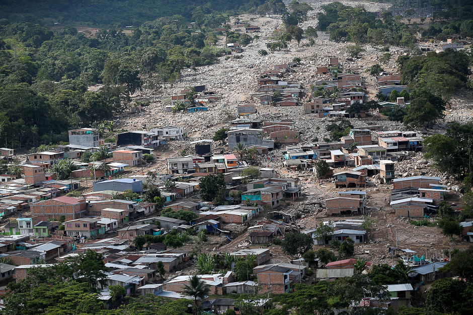 Rescue members recover a body in a house after flooding and mudslides caused by heavy rains leading several rivers to overflow, pushing sediment and rocks into buildings and roads, in Mocoa, Colombia. PHOTO: REUTERS