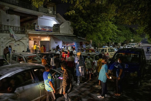 People with breathing problems arrive to receive oxygen support for free at a Gurudwara (Sikh temple), amidst the spread of coronavirus disease (Covid-19), in Ghaziabad, India, April 24, 2021. Picture taken April 24, 2021. PHOTO: REUTERS