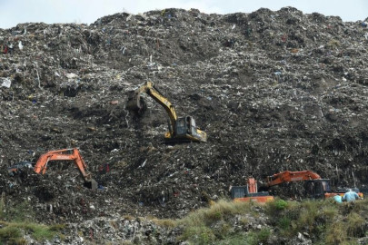 hopes fade for girl buried in indian garbage dump