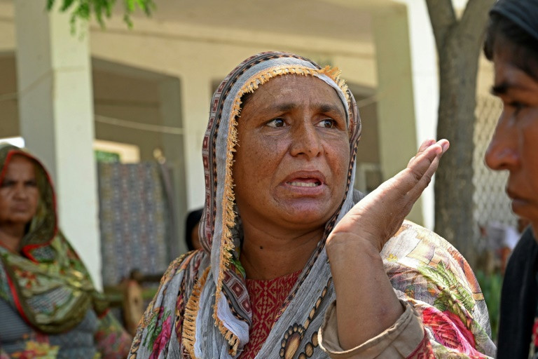 zebunnisa bibi and other pakistani women displaced by floods are having to live in close proximity to men who aren t relatives for the first time in their lives photo afp