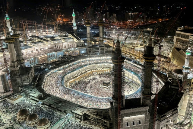 pilgrims outside the grand mosque where fans are installed to cool them as temperatures climb towards 45 degrees celsius 113 degrees fahrenheit photo afp pilgrims outside the grand mosque where fans are installed to cool them as temperatures climb towards 45 degrees celsius 113 degrees fahrenheit photo afp