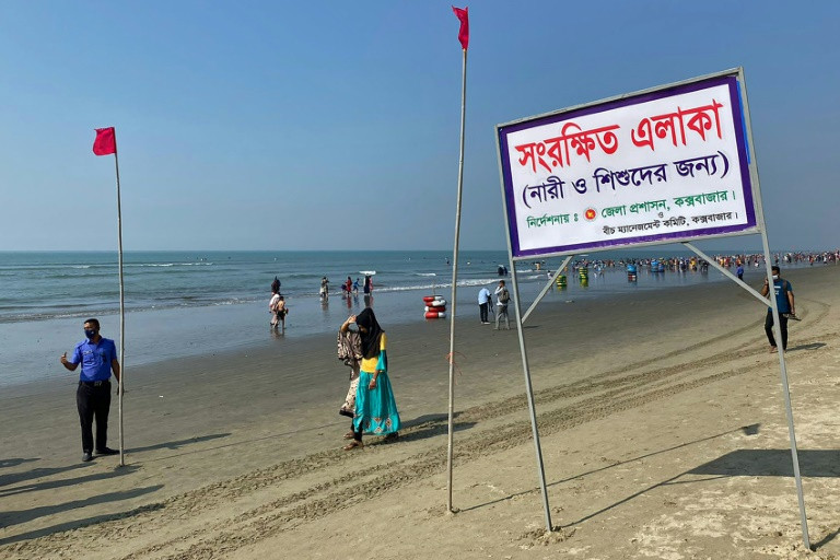 cox s bazar officials inaugurated a section of the beach as an exclusive zone for women and children but withdrew the decision hours later photo afp