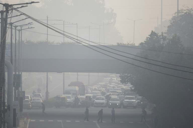 delhi s choked roads worsen india s toxic smog crisis