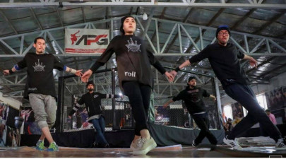 afghanistan s first female breakdancer sets sights on paris olympics afghanistan s first female breakdancer sets sights on paris olympics