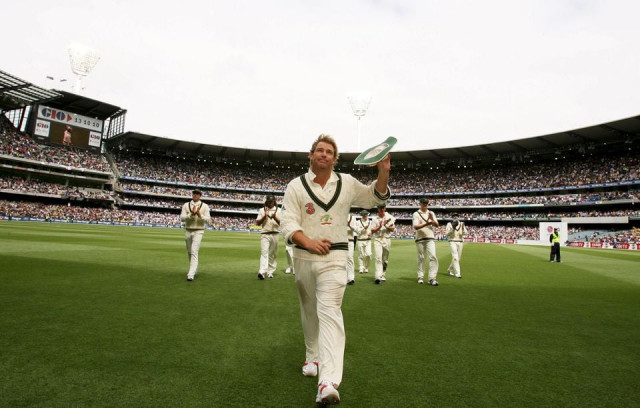 australia s shane warne acknowledges the crowd as he walks off at tea after he bowled andrew strauss to claim his 700th test wicket on december 26 2006 photo reuters file australia s shane warne acknowledges the crowd as he walks off at tea after he bowled andrew strauss to claim his 700th test wicket on december 26 2006 photo reuters file