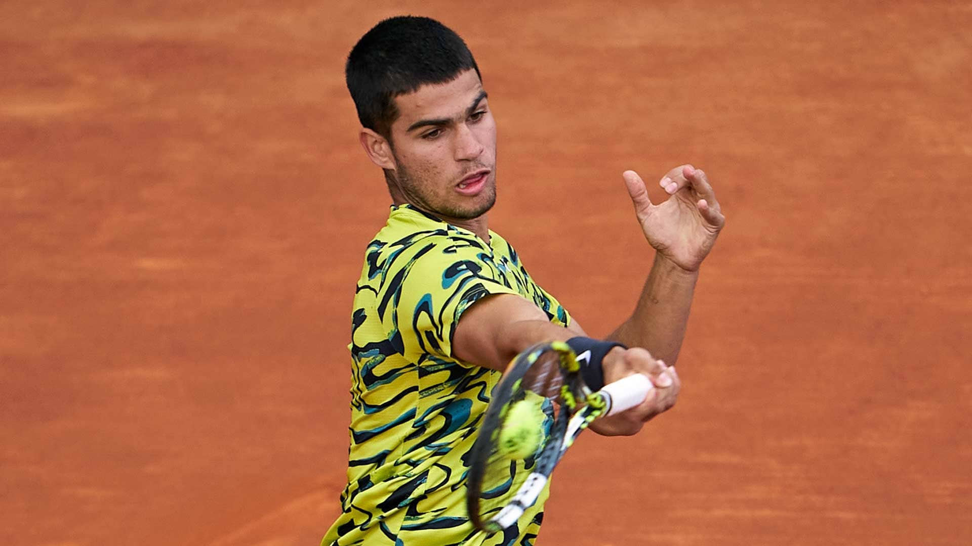 Alcaraz grinds past Bautista Agut in windy conditions