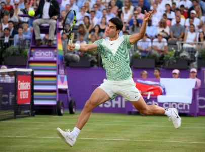 alcaraz powers past dimitrov into queen s semi finals