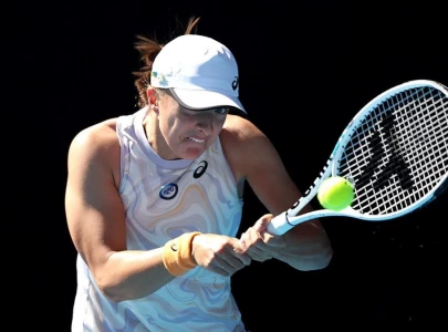 swiatek leads charge into australian open last 16