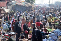 people purchasing vegetables from vendors at sabzi mandi lahore app