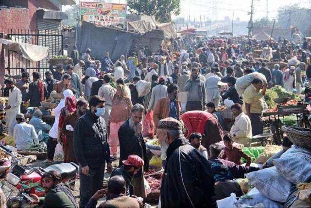 people purchasing vegetables from vendors at sabzi mandi lahore app people purchasing vegetables from vendors at sabzi mandi lahore app