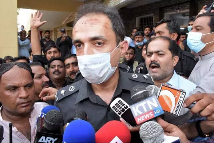 ssp imran qureshi briefs to the media persons about police encounter with criminals at chandka hospital app photo ssp imran qureshi briefs to the media persons about police encounter with criminals at chandka hospital app photo