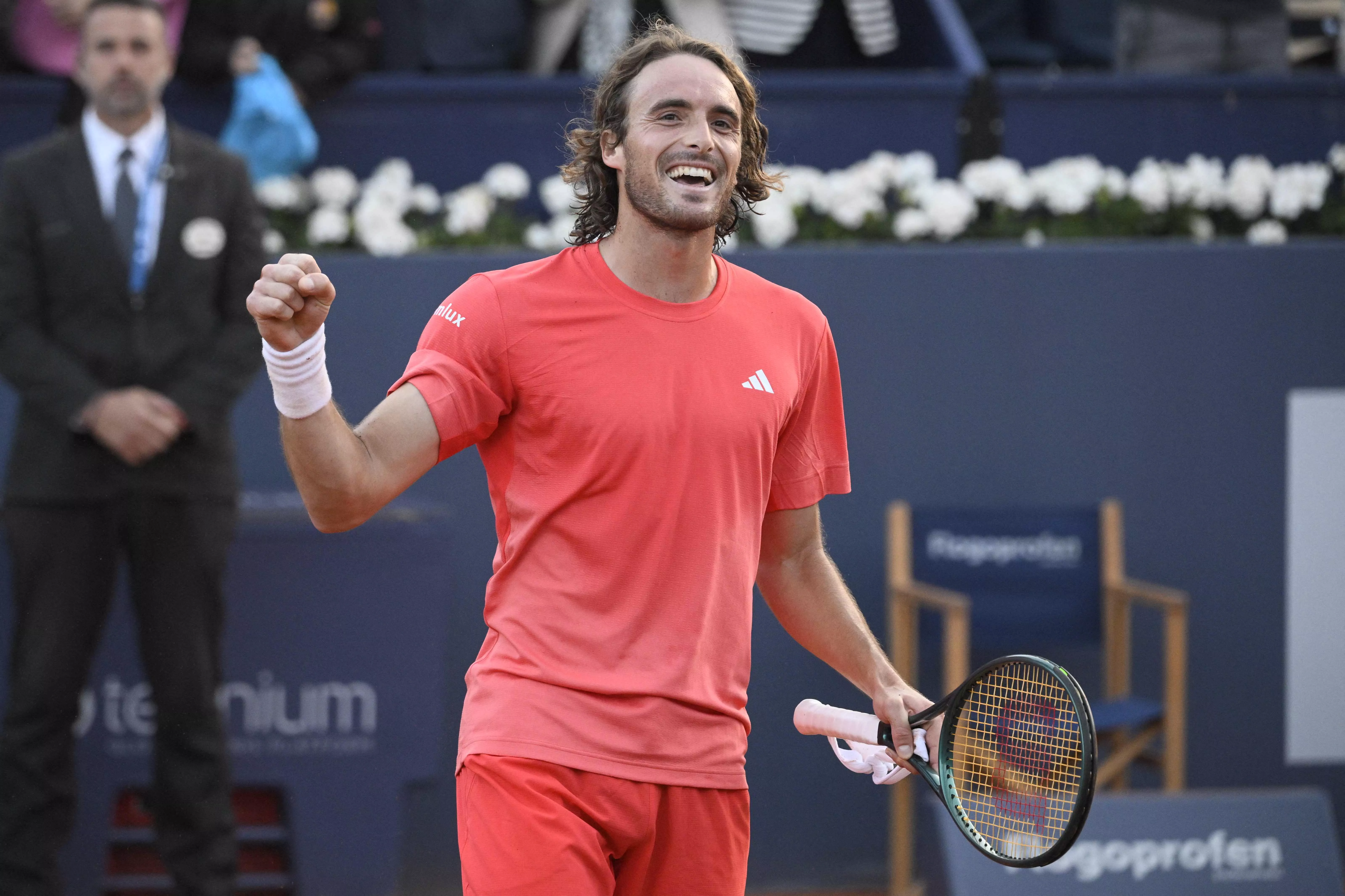 thrilling win greece s stefanos tsitsipas celebrates after beating argentina s facundo diaz acosta during the atp barcelona open conde de godo tennis tournament singles match at the real club de tenis in barcelona photo afp thrilling win greece s stefanos tsitsipas celebrates after beating argentina s facundo diaz acosta during the atp barcelona open conde de godo tennis tournament singles match at the real club de tenis in barcelona photo afp