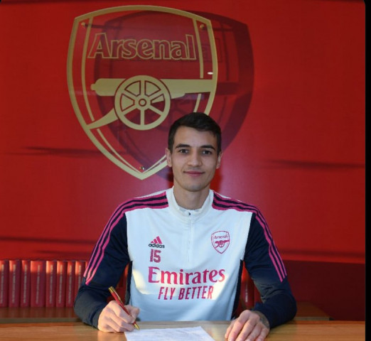 arsenal sign poland defender kiwior