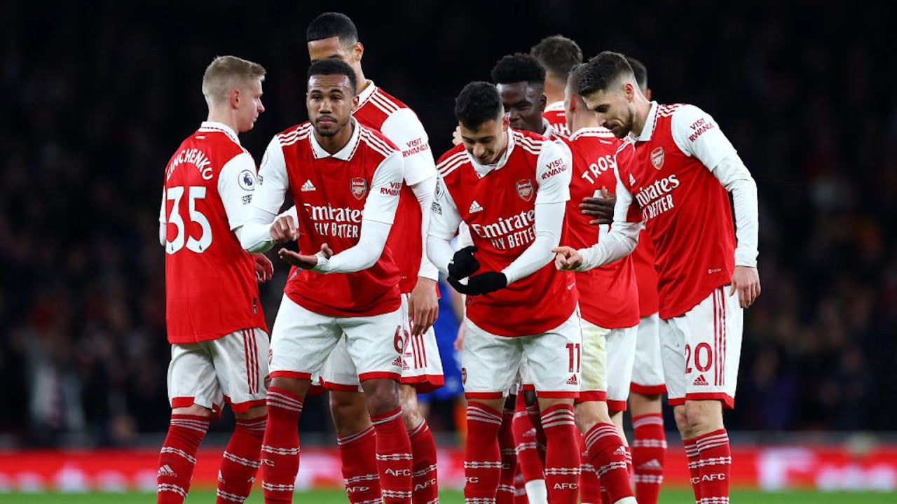 Arsenal crush Everton to go five points clear