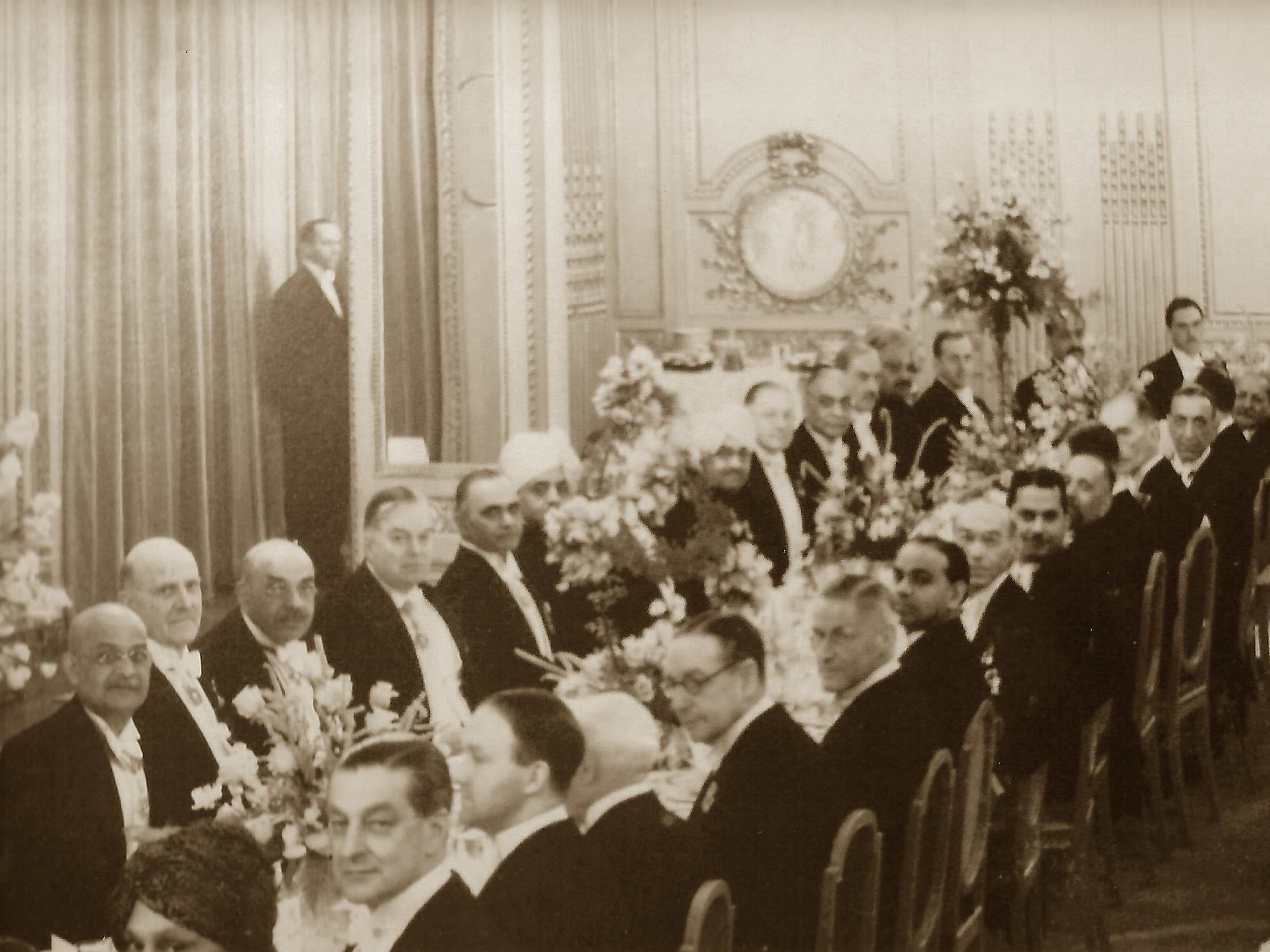 Dinner during the Second Round Table Conference in 1931. Sir Samad is near the far end of the table on the right.