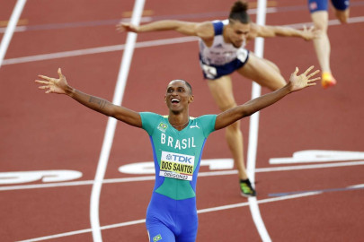 dos santos dethrones warholm in 400m dos santos dethrones warholm in 400m