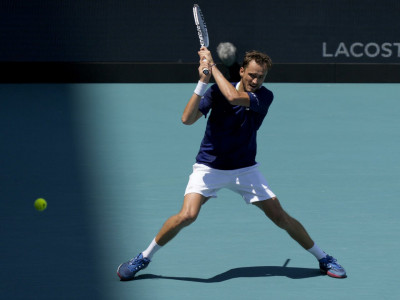 medvedev breezes into last 16 in miami medvedev breezes into last 16 in miami