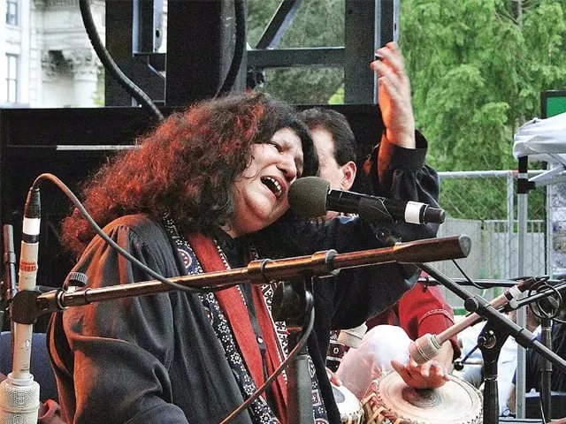 abida parveen suffers heart attack during performance abida parveen suffers heart attack during performance